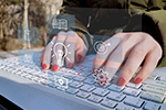 Hände auf Tastatur